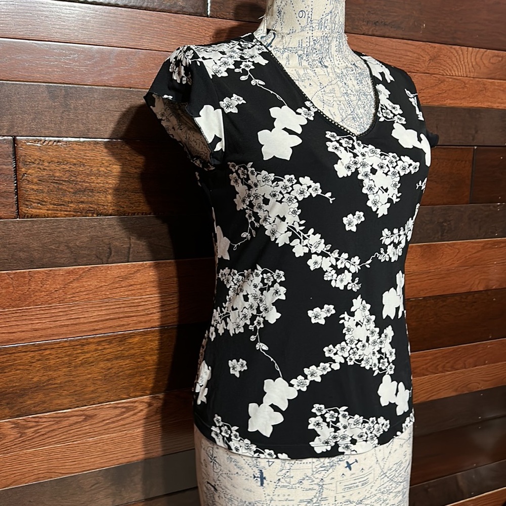 Old Navy Stretchy V Neck Short Sleeve Black and White Floral Blouse - Picture 2 of 9